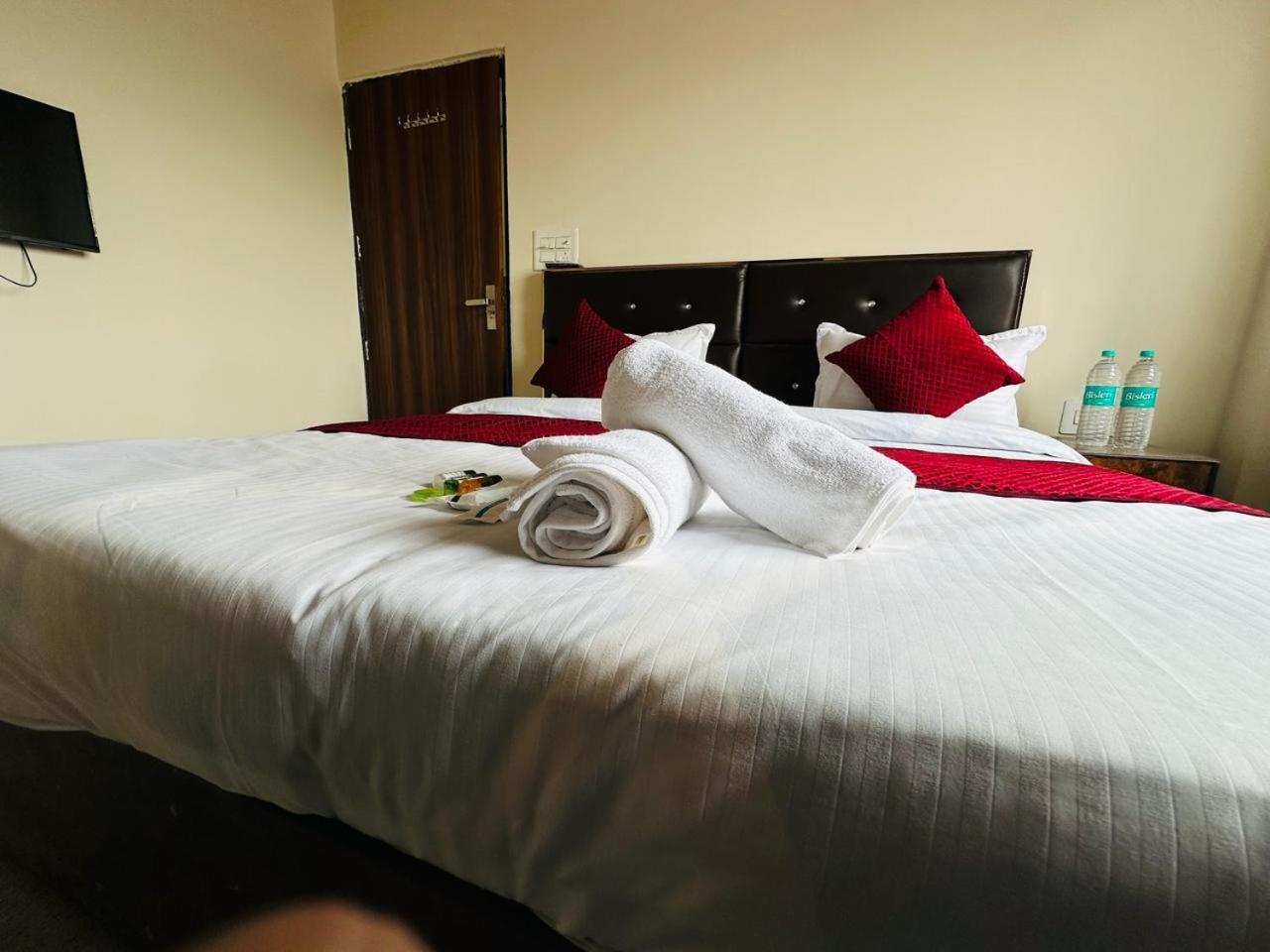 The Lord Krishna Residency Vrindavan Hotel Bagian luar foto