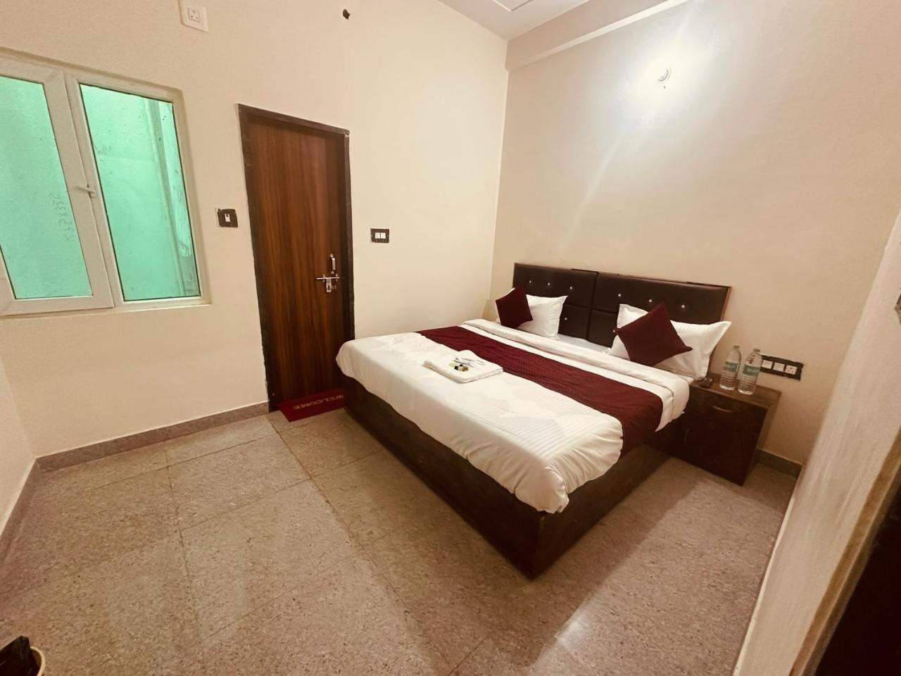 The Lord Krishna Residency Vrindavan Hotel Bagian luar foto