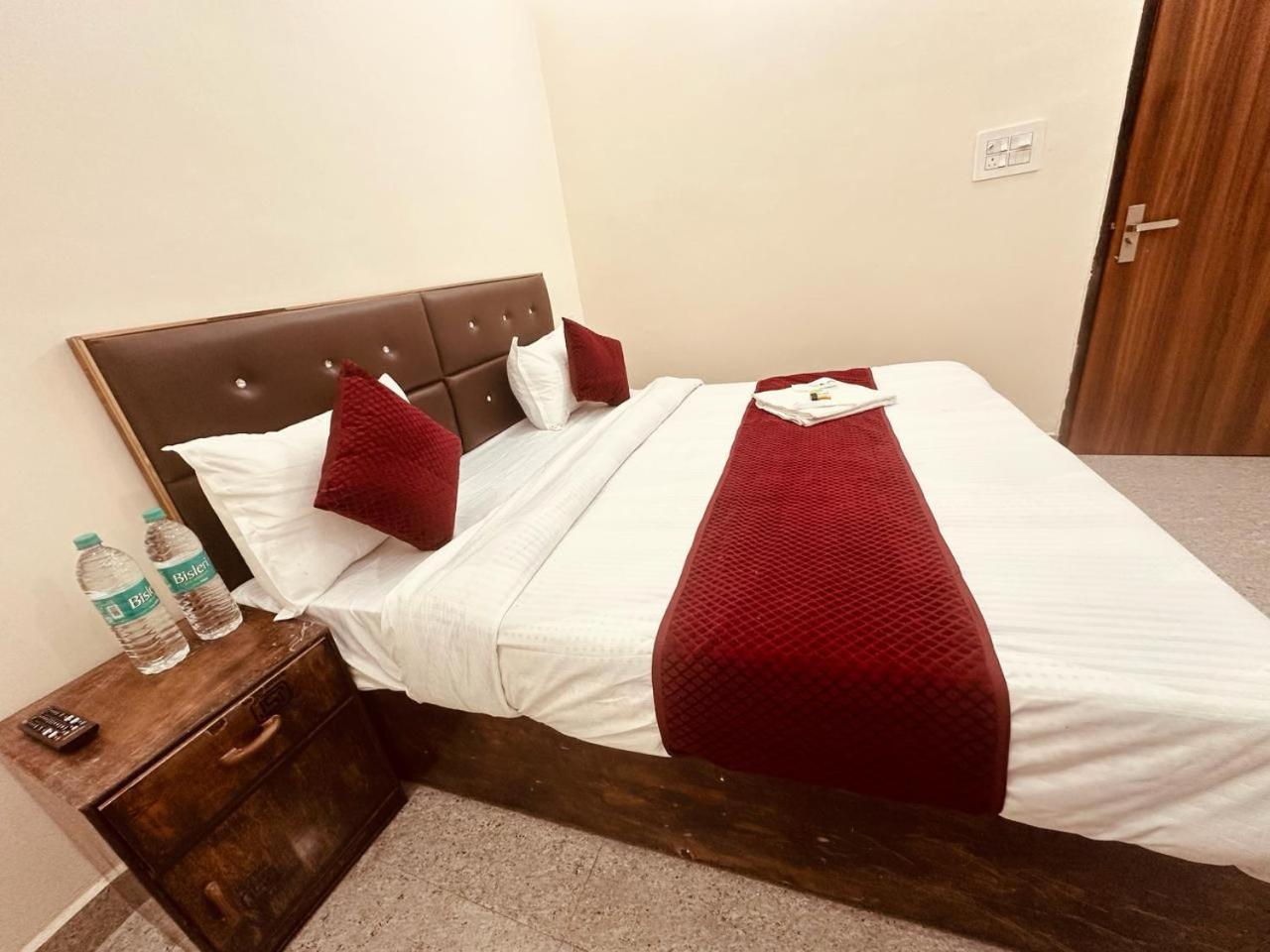 The Lord Krishna Residency Vrindavan Hotel Bagian luar foto