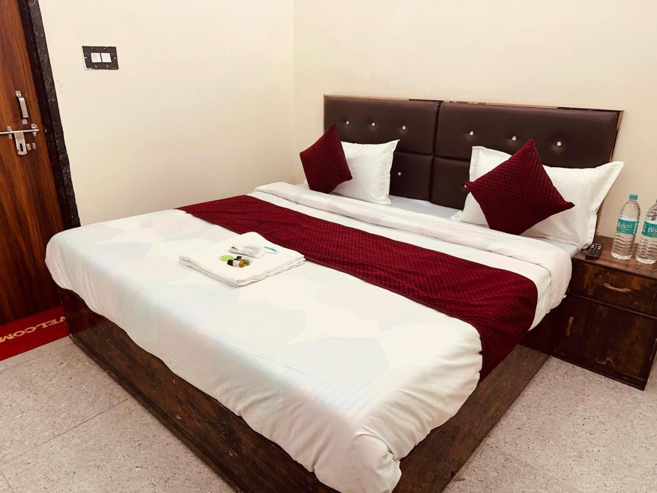 The Lord Krishna Residency Vrindavan Hotel Bagian luar foto