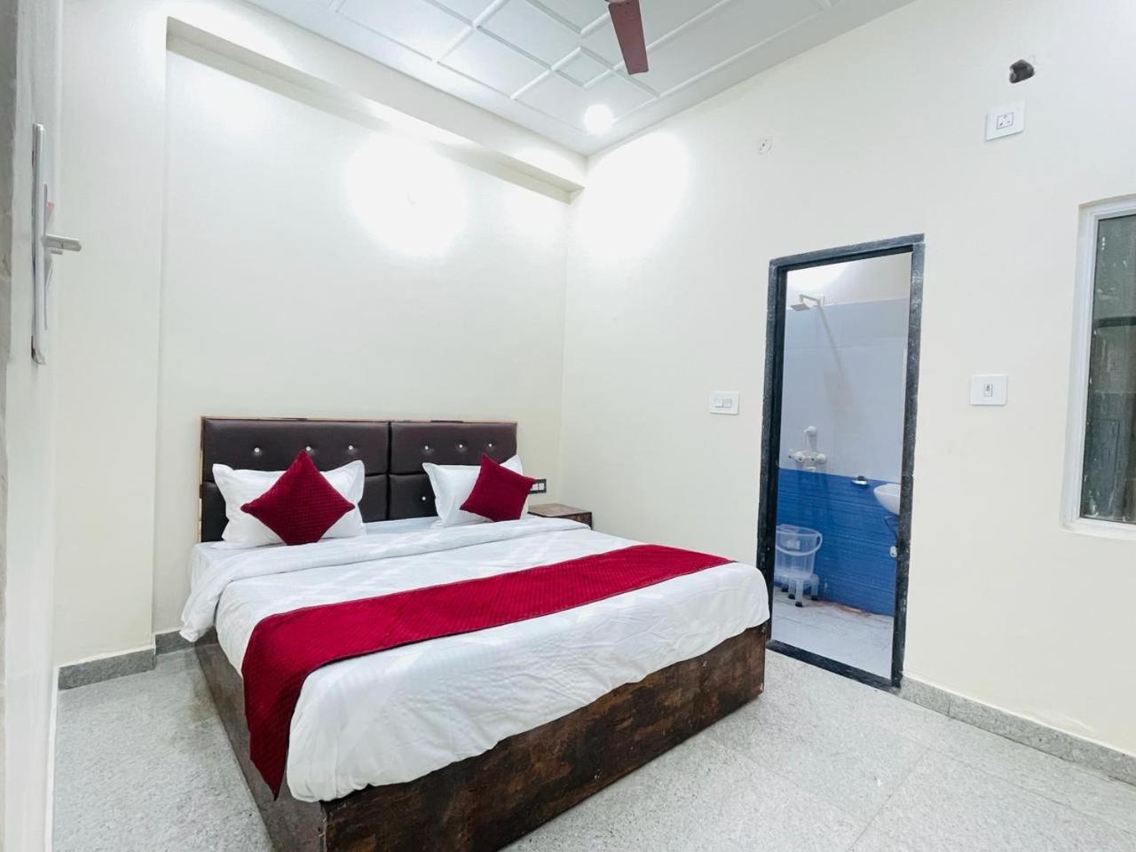 The Lord Krishna Residency Vrindavan Hotel Bagian luar foto