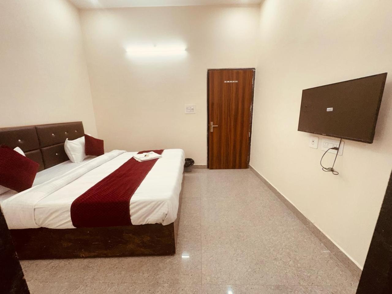 The Lord Krishna Residency Vrindavan Hotel Bagian luar foto