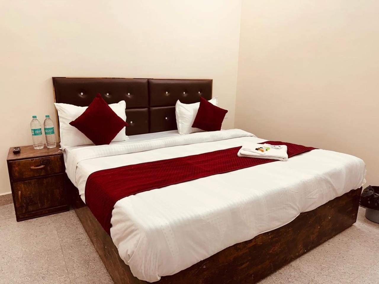 The Lord Krishna Residency Vrindavan Hotel Bagian luar foto
