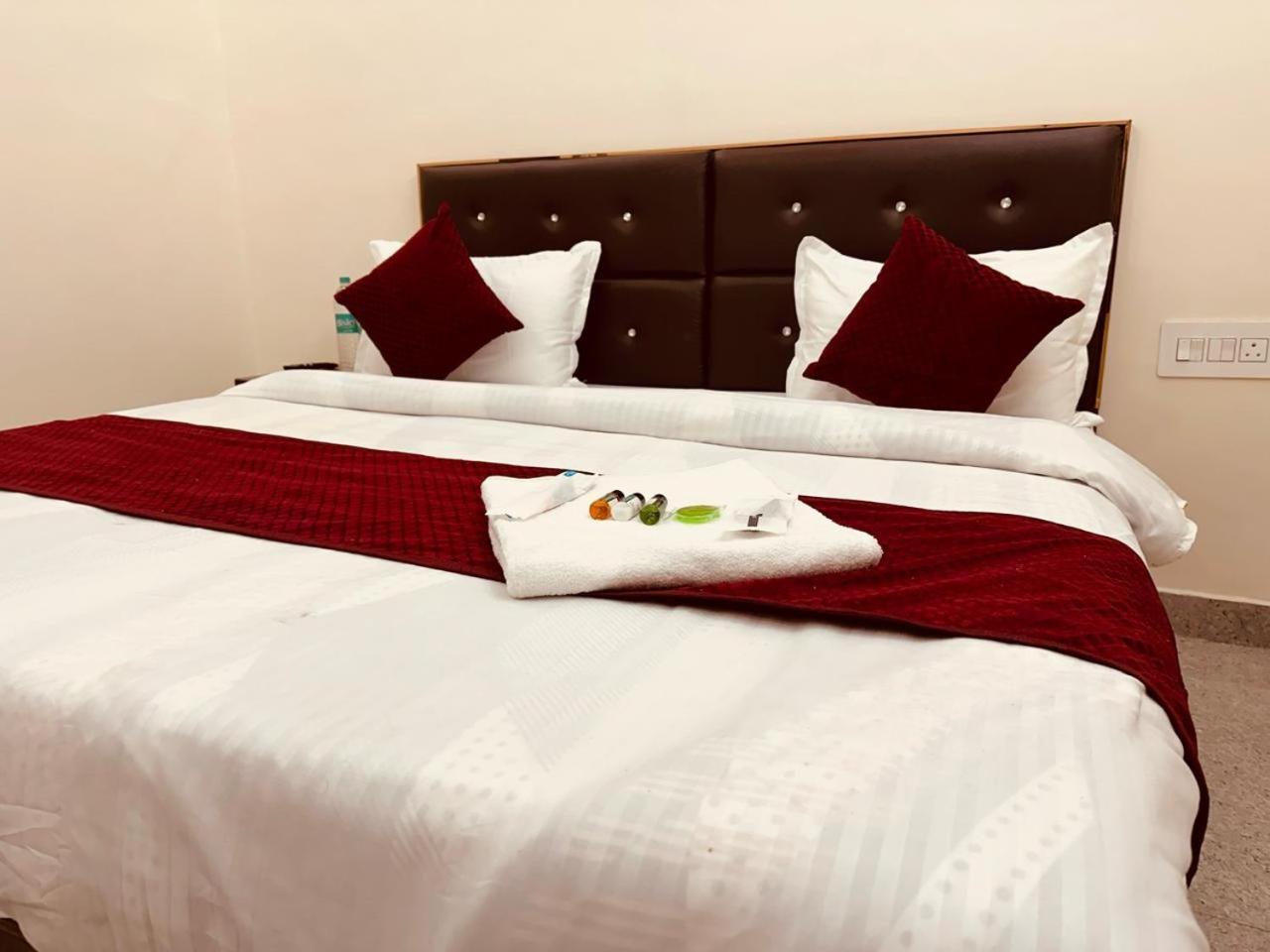 The Lord Krishna Residency Vrindavan Hotel Bagian luar foto