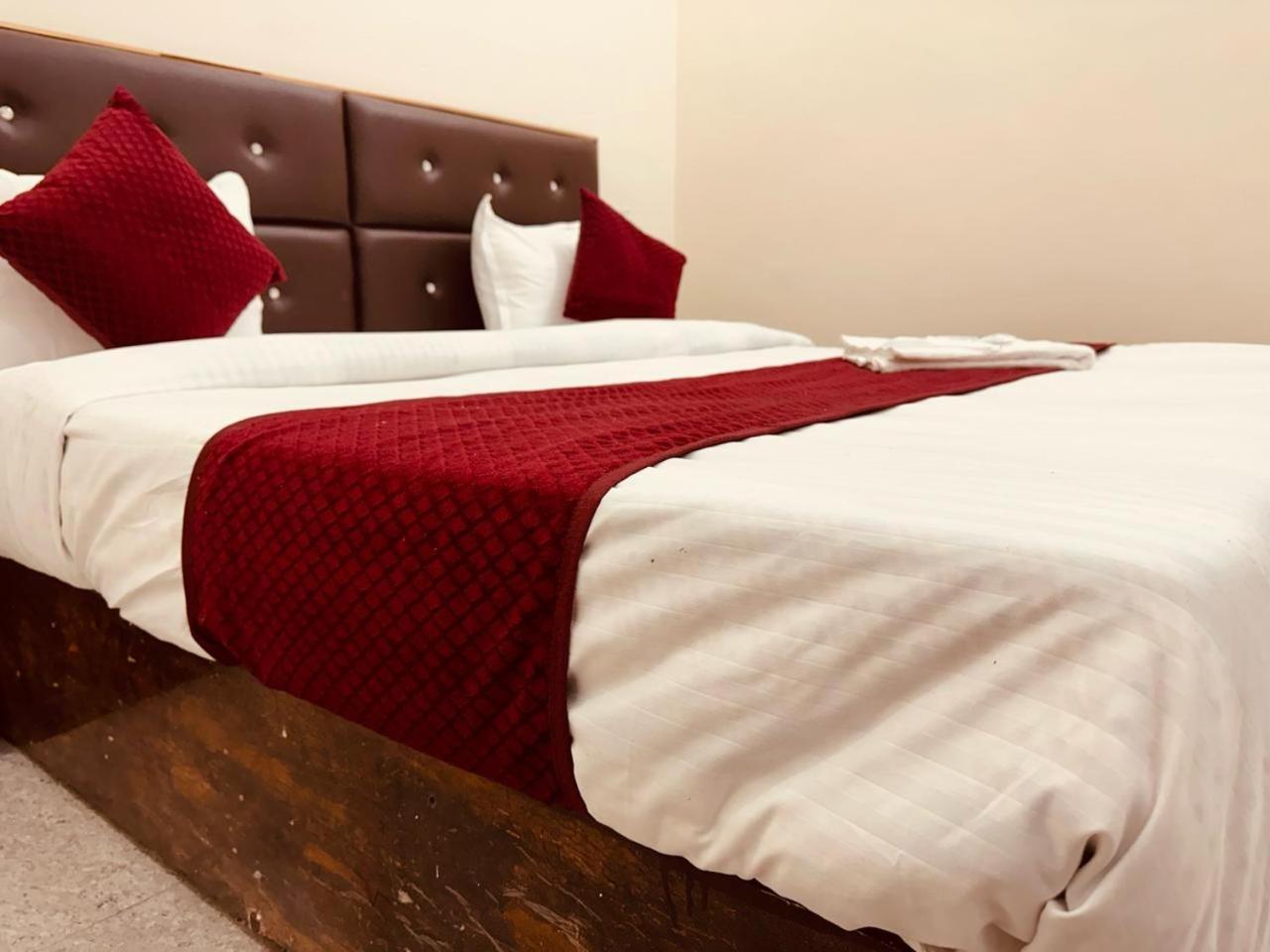 The Lord Krishna Residency Vrindavan Hotel Bagian luar foto