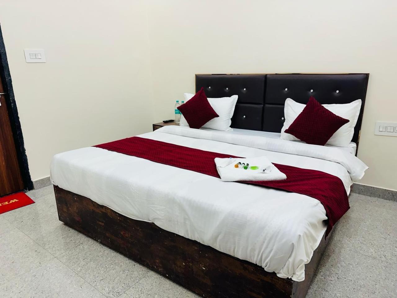 The Lord Krishna Residency Vrindavan Hotel Bagian luar foto