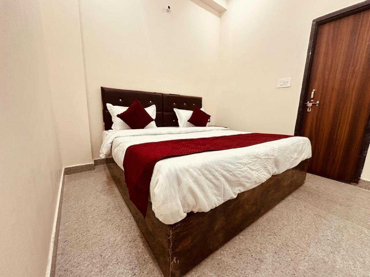 The Lord Krishna Residency Vrindavan Hotel Bagian luar foto