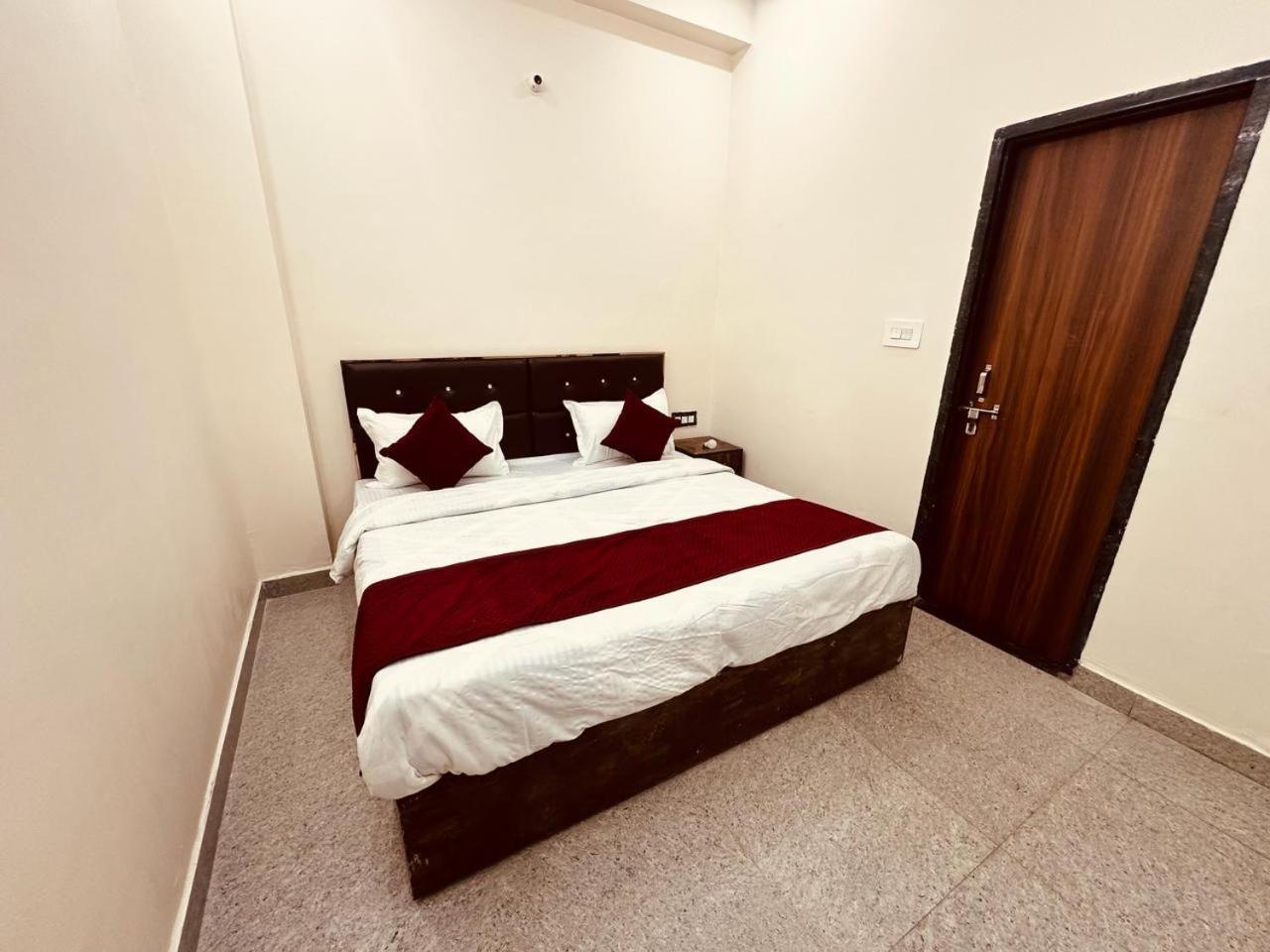 The Lord Krishna Residency Vrindavan Hotel Bagian luar foto