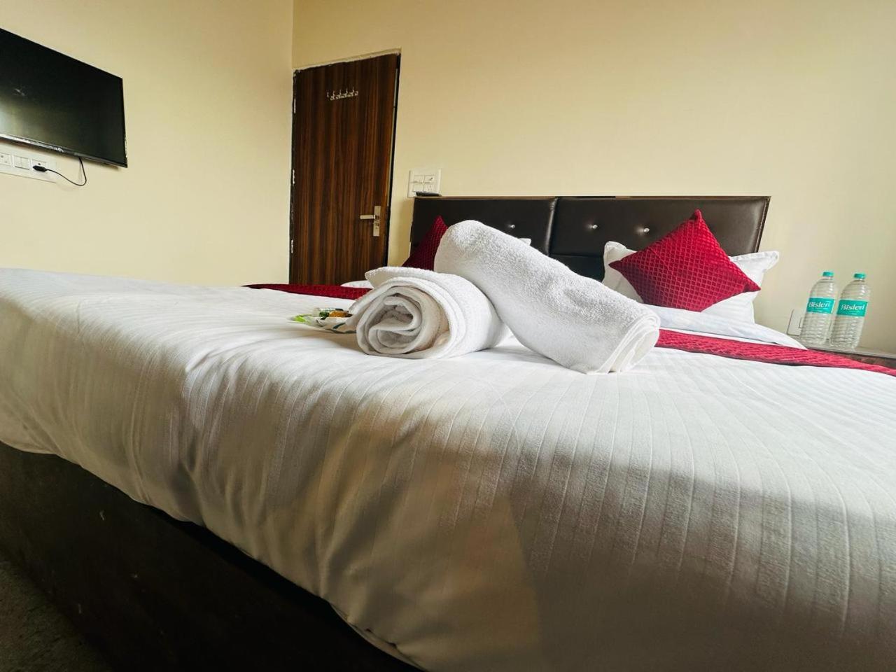 The Lord Krishna Residency Vrindavan Hotel Bagian luar foto