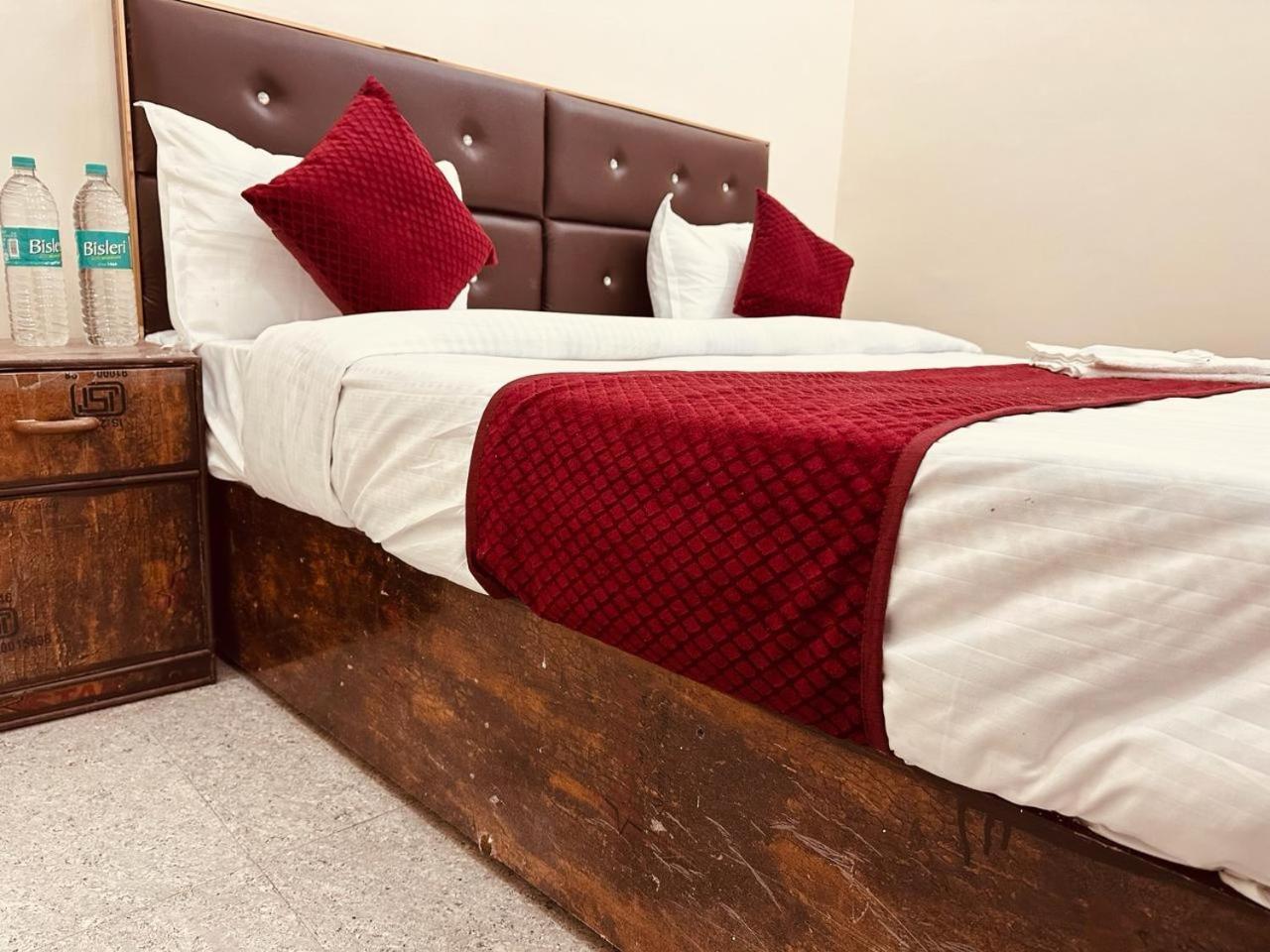 The Lord Krishna Residency Vrindavan Hotel Bagian luar foto